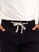 Calça chino de linho preta da marca Greenish, detalhe do cós com cordão em algodão