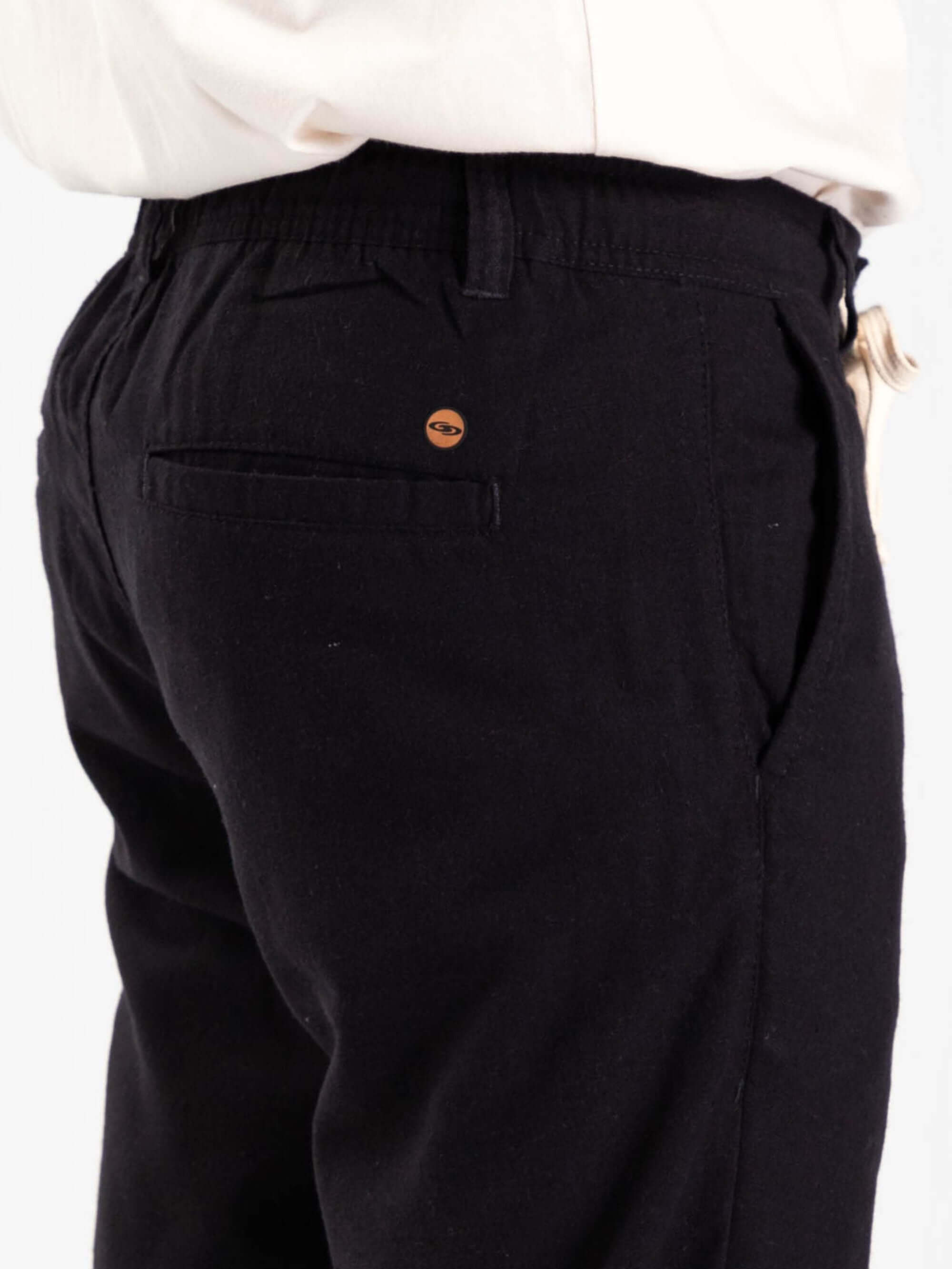 CALÇA CHINO LINHO PRETO da Greenish, estilo e conforto para o dia a dia, detalhe da parte traseira.