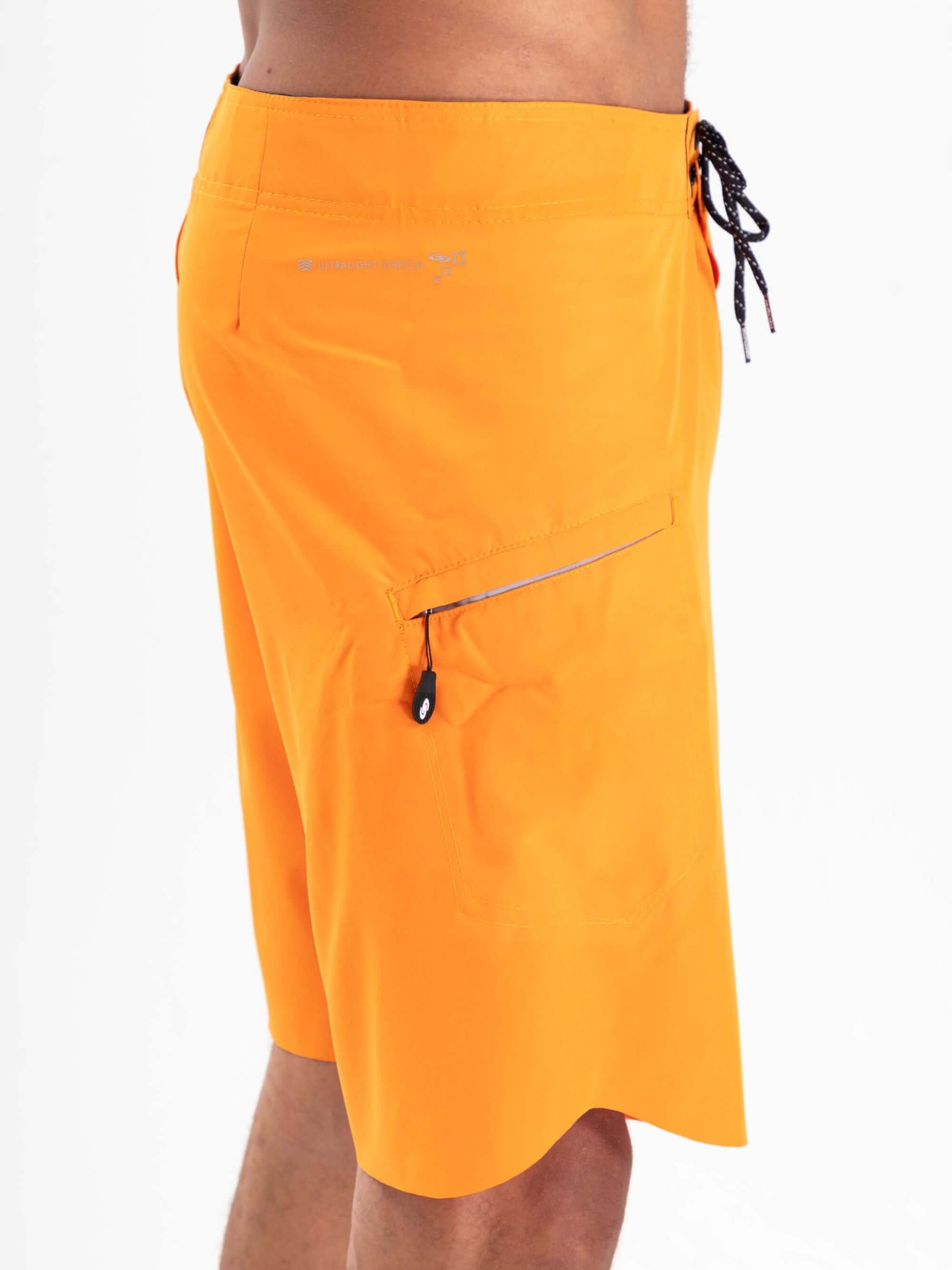 Boardshort Ultralight Basic Laranja da Greenish: clássico, leve e confortável para todas as atividades aquáticas.