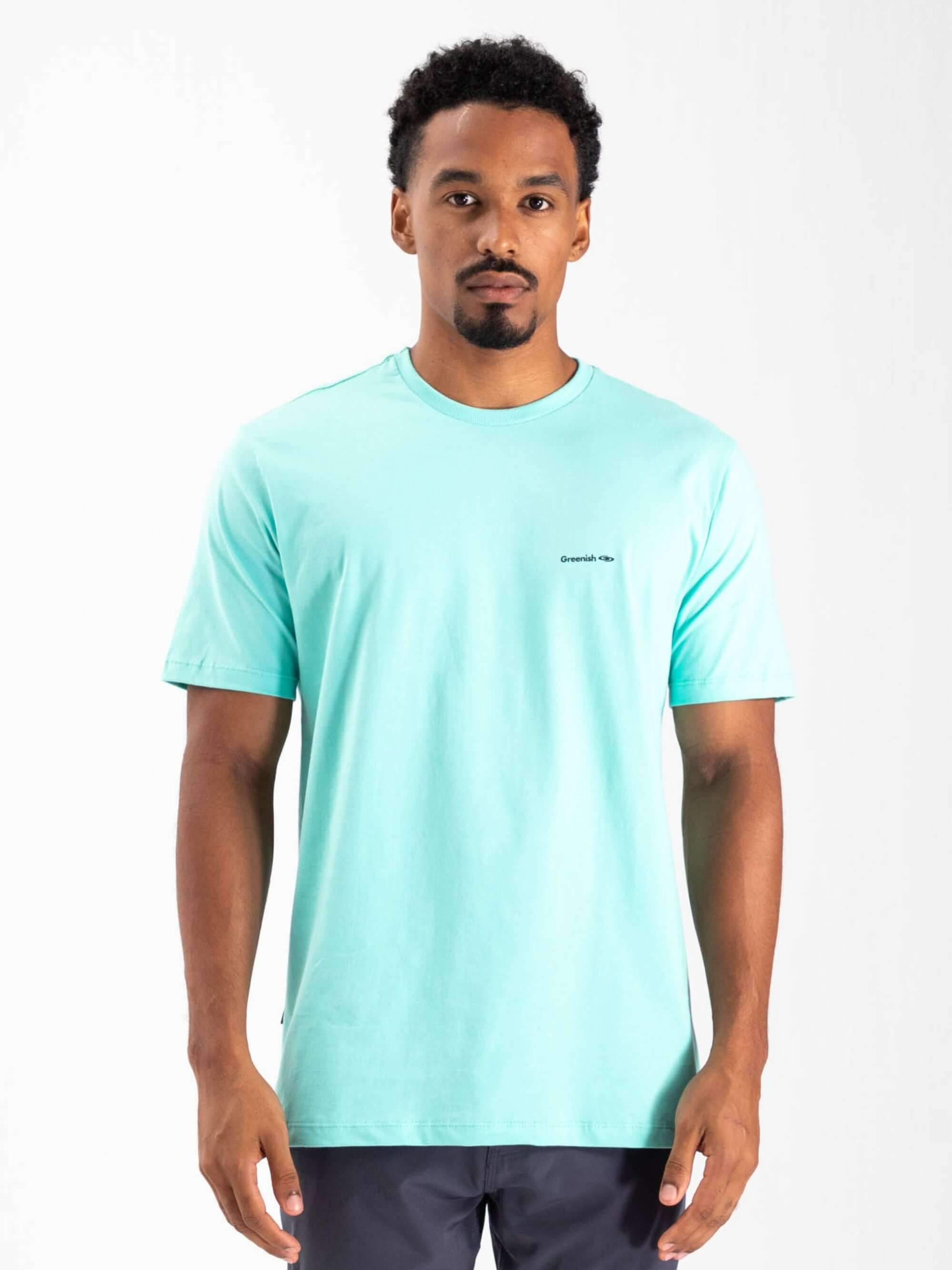 Camiseta turquesa Greenish com logo pequeno, modelagem clássica e tecido 100% algodão sustentável.