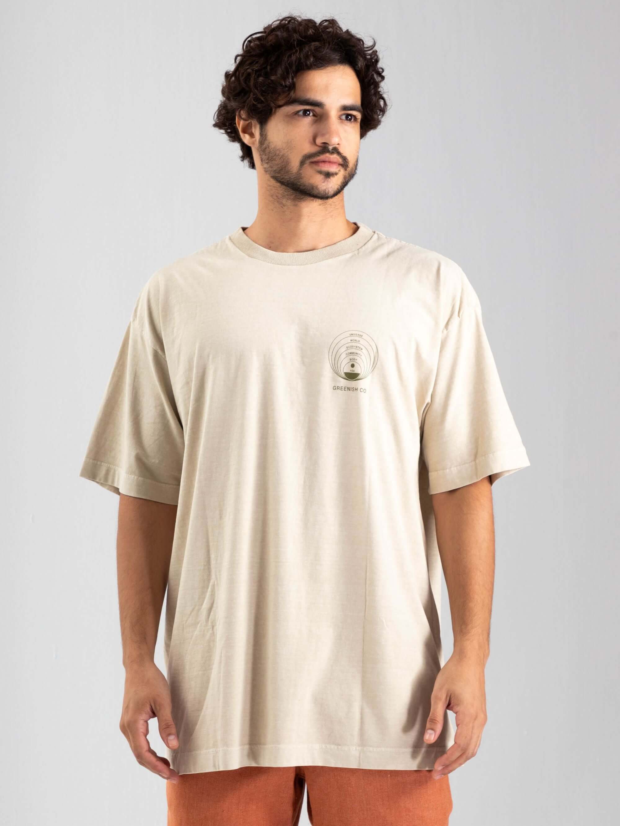Camiseta oversized masculina Greenish, modelo em tom areia com estampa original, ideal para looks streetwear.