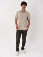 Camisa Botão Nature bege da Greenish, com botões de coco e modelagem clássica, perfeita para várias ocasiões.