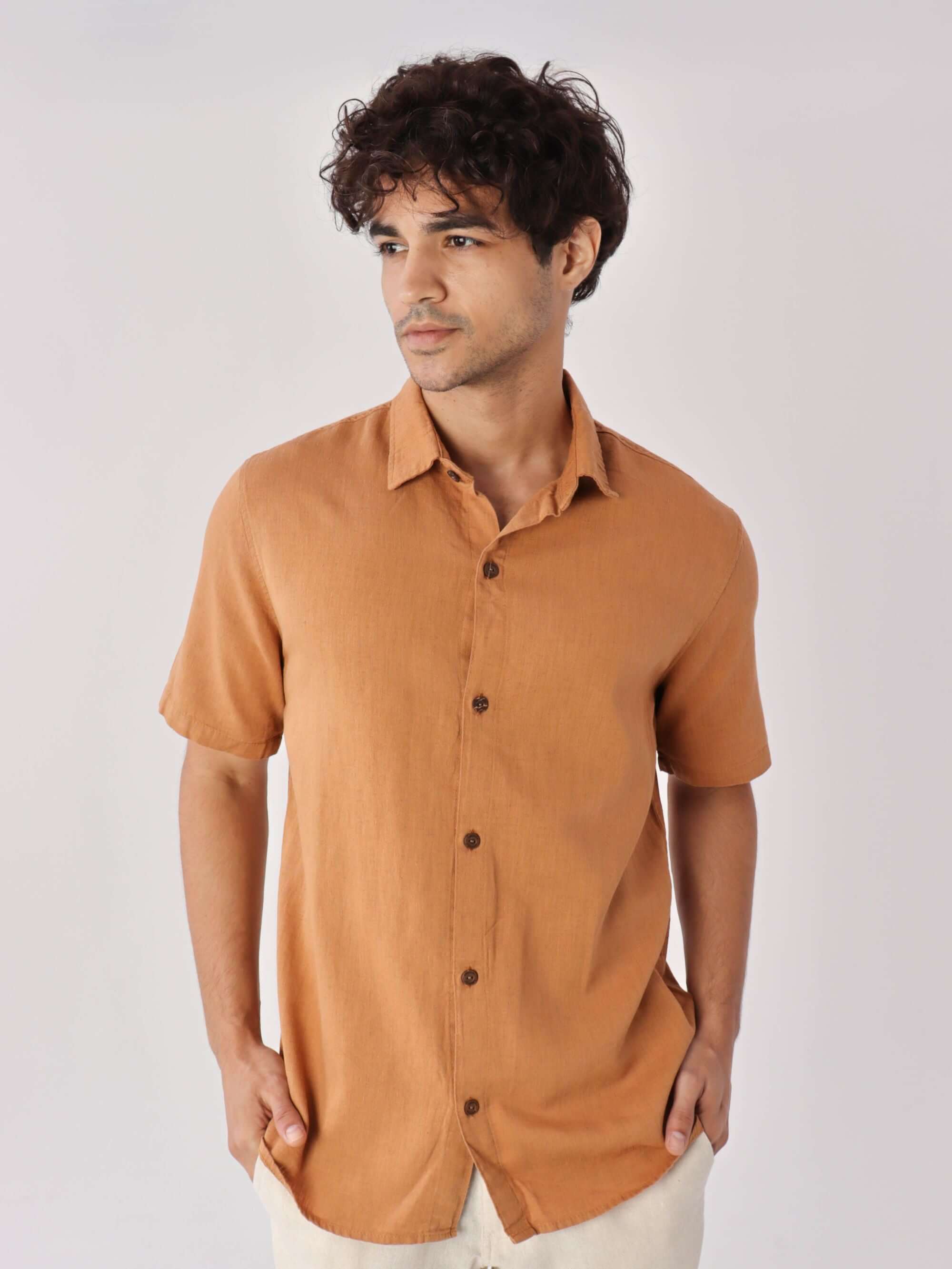 Camisa Botão Nature Ocre da Greenish, com botões de coco e tecido de fibras naturais, ideal para ocasiões formais.
