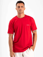 Camiseta vermelha com pequeno logo da Greenish, modelagem clássica em algodão sustentável.