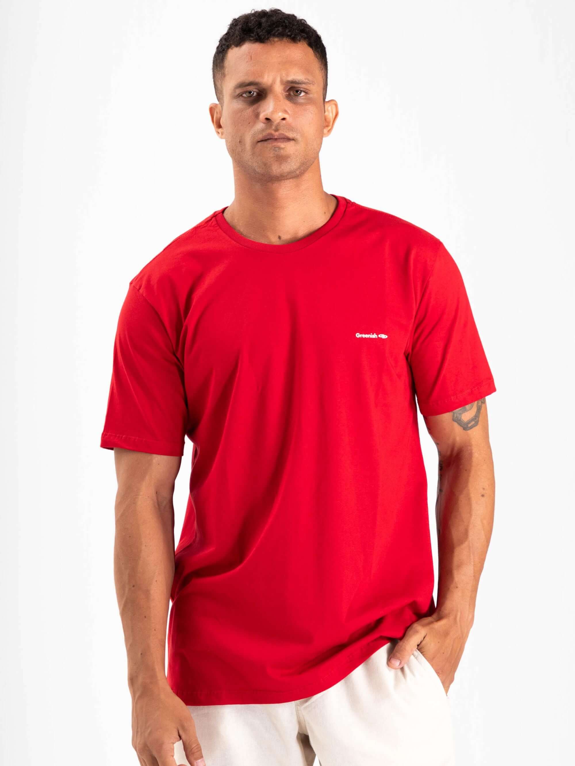 Camiseta vermelha com pequeno logo da Greenish, modelagem clássica em algodão sustentável.