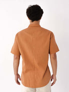 Camisa Botão Nature Ocre da Greenish vista de costas, tecido de fibras naturais, modelo clássico.