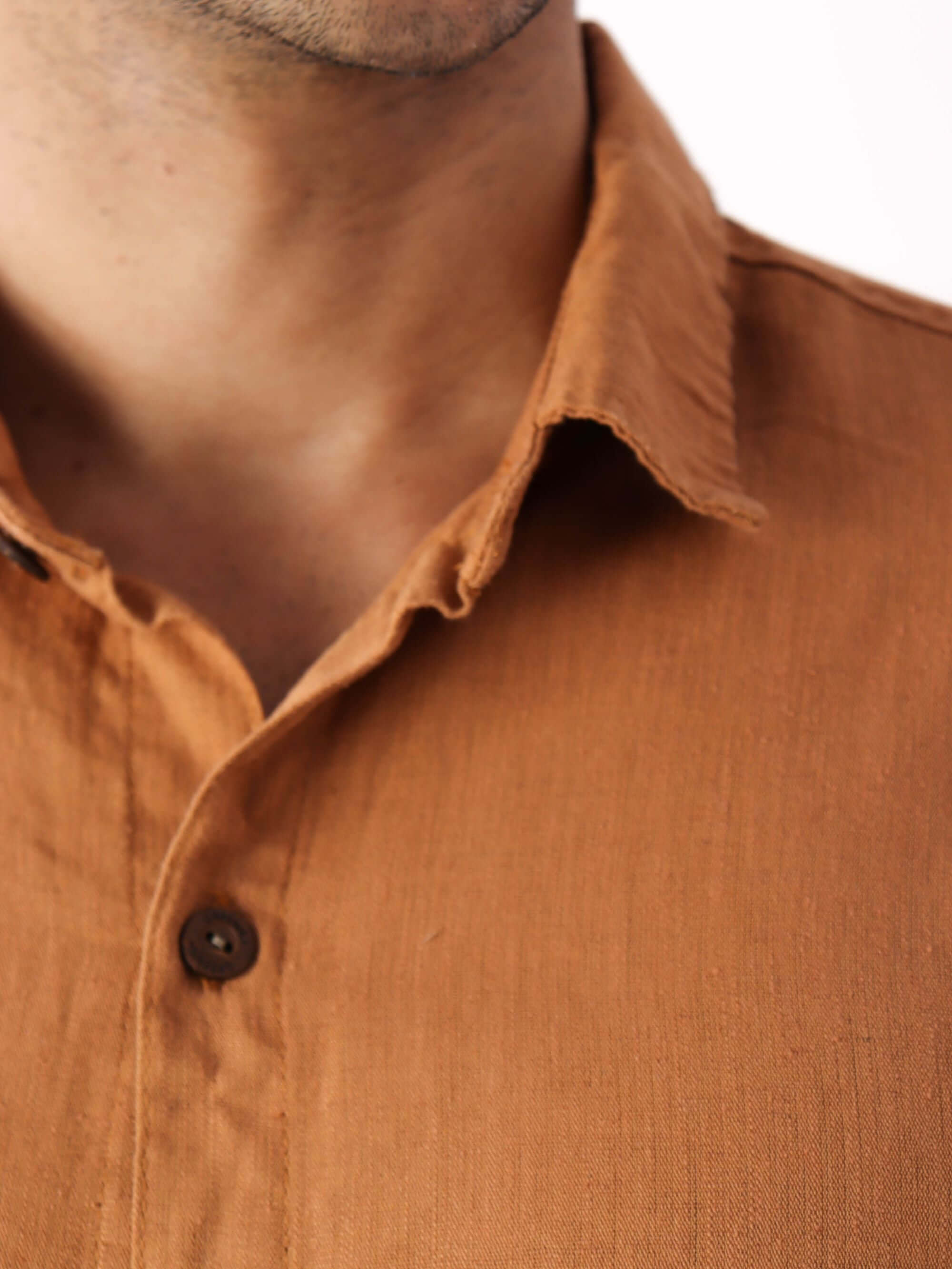 Camisa Botão Nature da Greenish na cor ocre, detalhes em botões de coco e tecido de fibras naturais.
