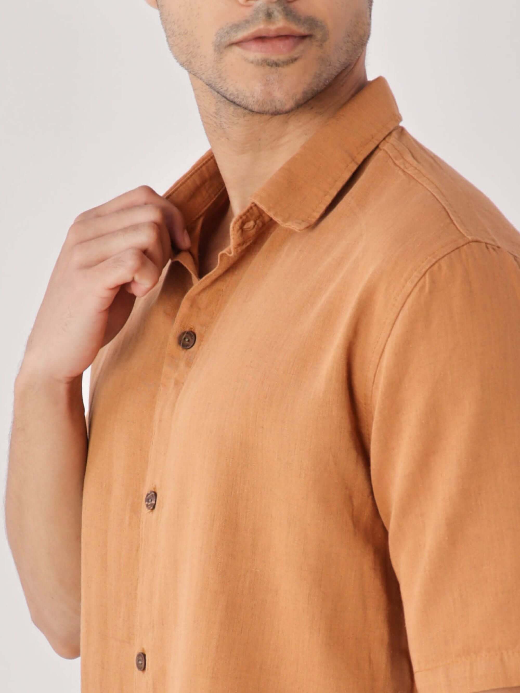 Camisa Botão Nature Ocre da Greenish, confeccionada em fibras naturais, ideal para ocasiões formais.