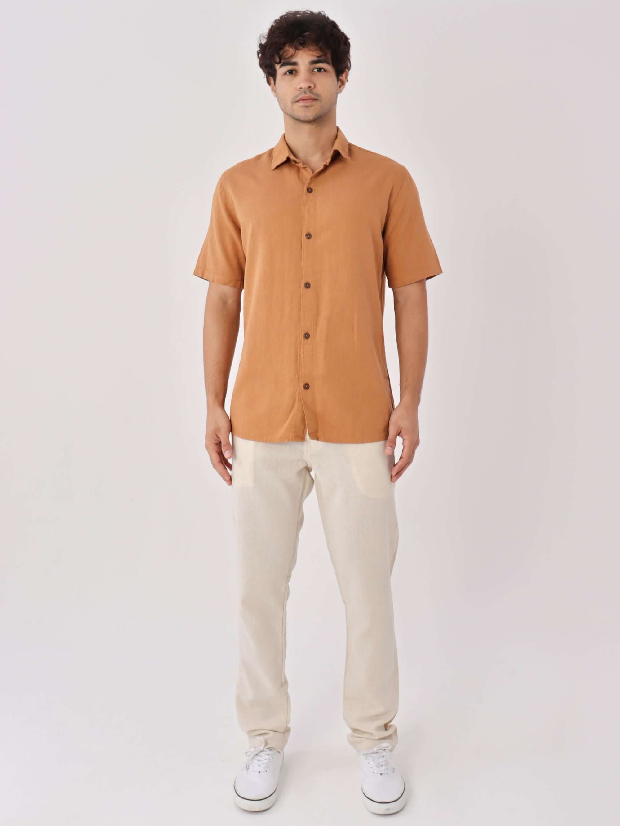 Camisa Botão Nature ocre da Greenish, modelo clássico, tecido de fibras naturais, ideal para ocasiões formais.