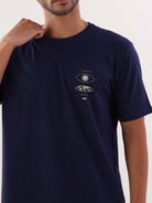 Camiseta azul marinho da Greenish com estampa 'Go Where You Feel Most Alive', confortável e estilosa.