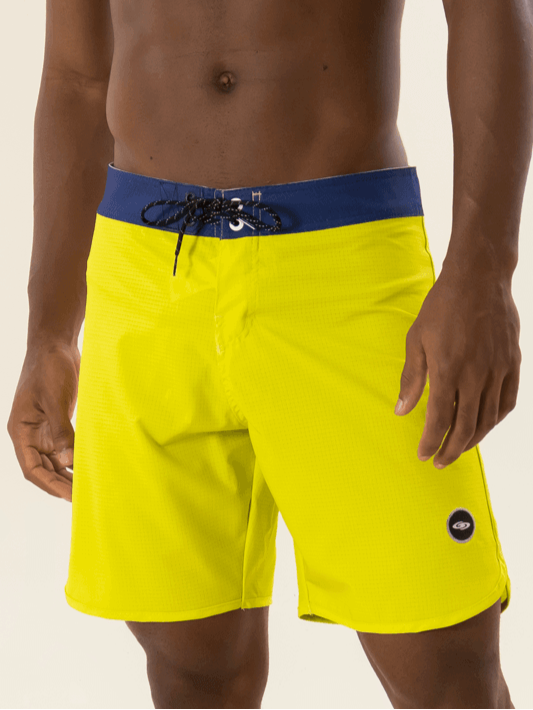 Model masculino usando o Boardshort Smooth Amarelo da Greenish, confortável e versátil.