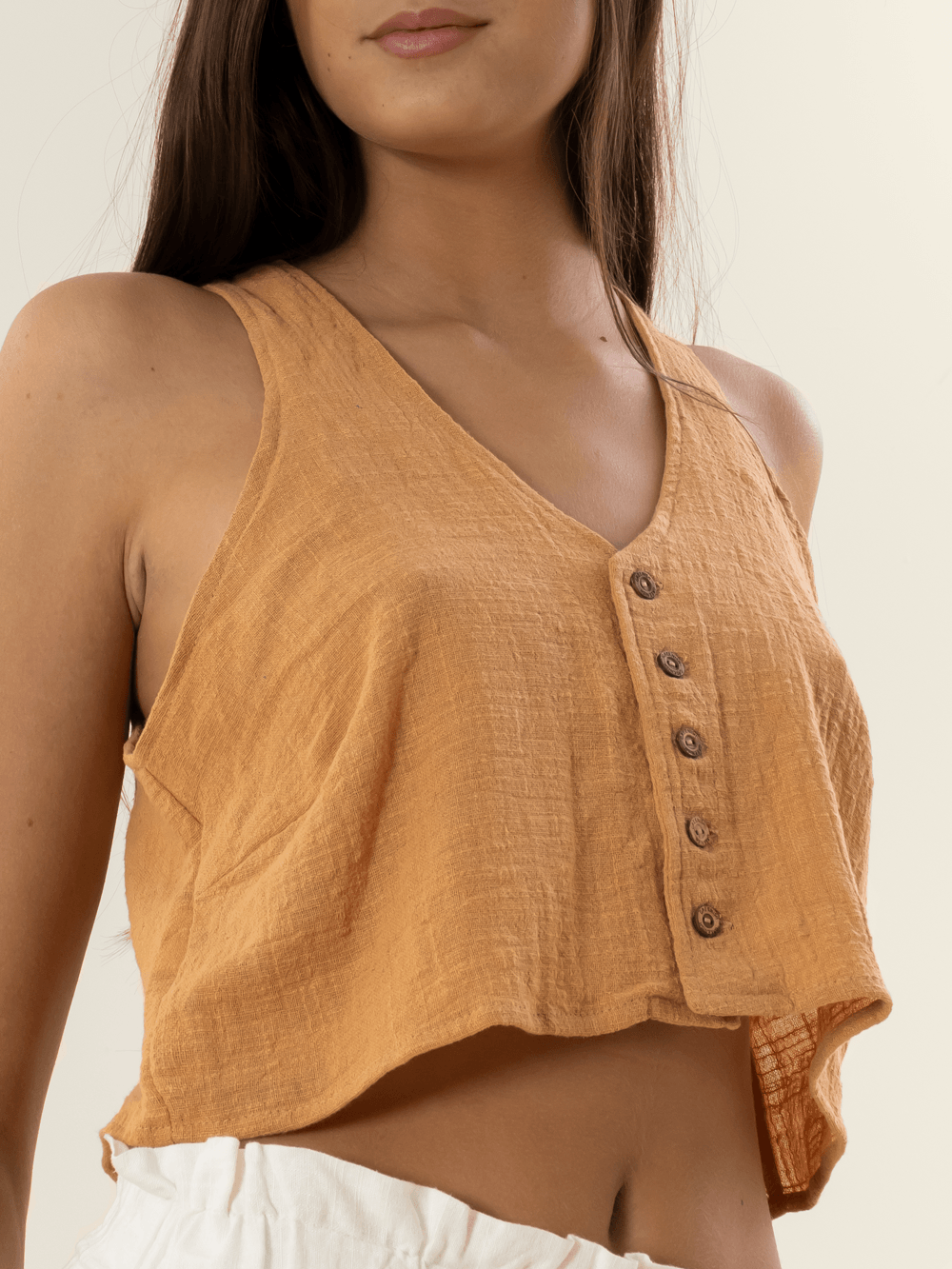 Blusa Maud Bege da Greenish, leve e estilosa, perfeita para o verão, vista por modelo com destaque para detalhes.