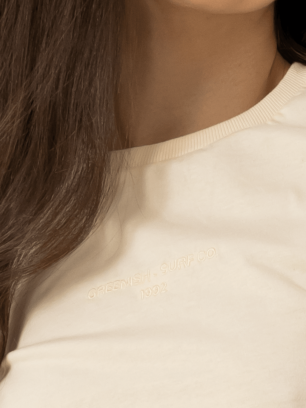Blusa Sally bege da Greenish, com logo bordado, estilo leve e moderno.