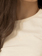 Blusa Sally bege da Greenish, com logo bordado, estilo leve e moderno.