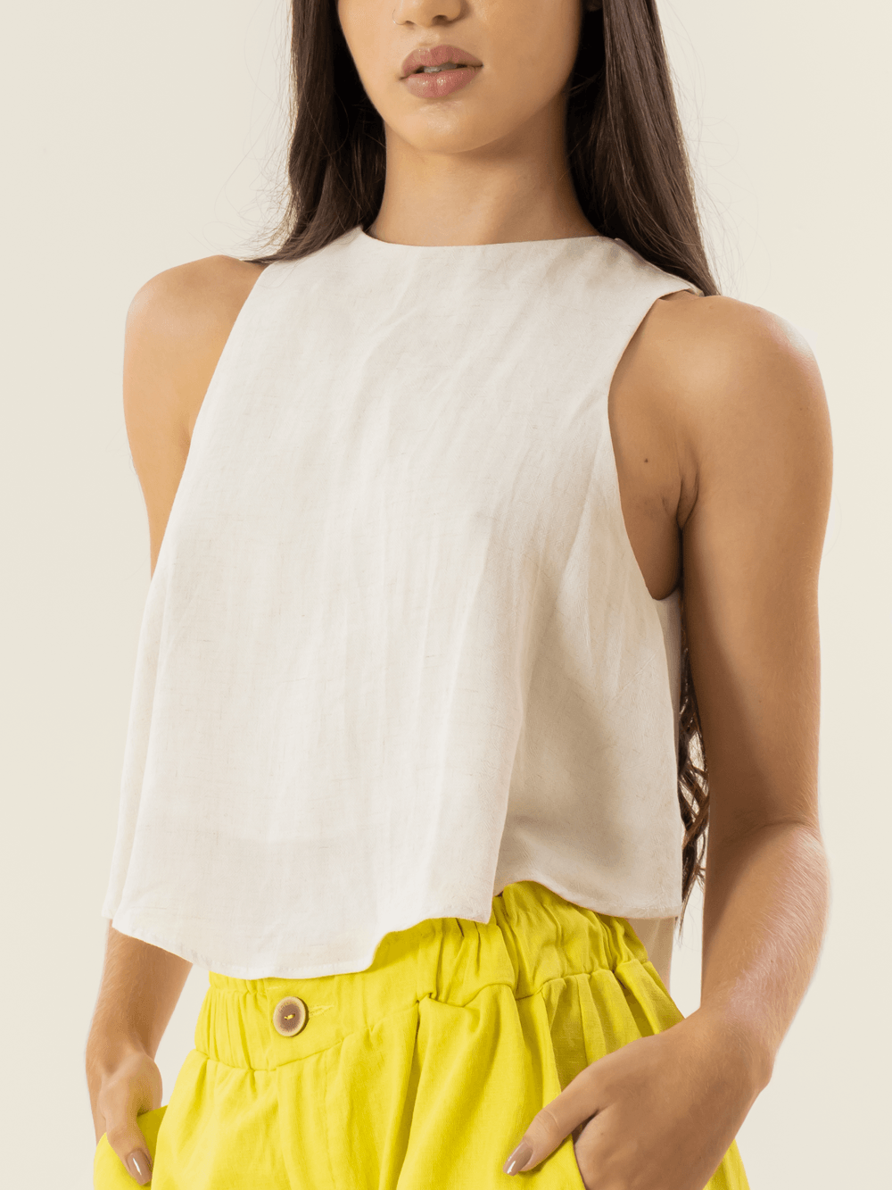Cropped Pacific off white da marca Greenish, com design confortável e fresco, perfeito para o verão.