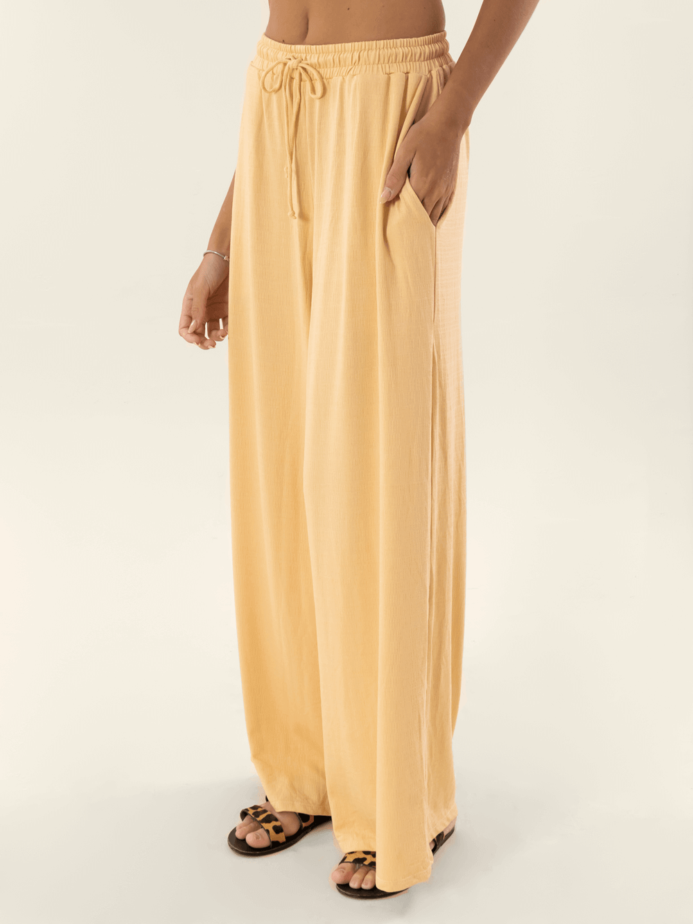 Calça Greta bege da marca Greenish, estilo amplo e confortável, perfeita para o dia a dia.