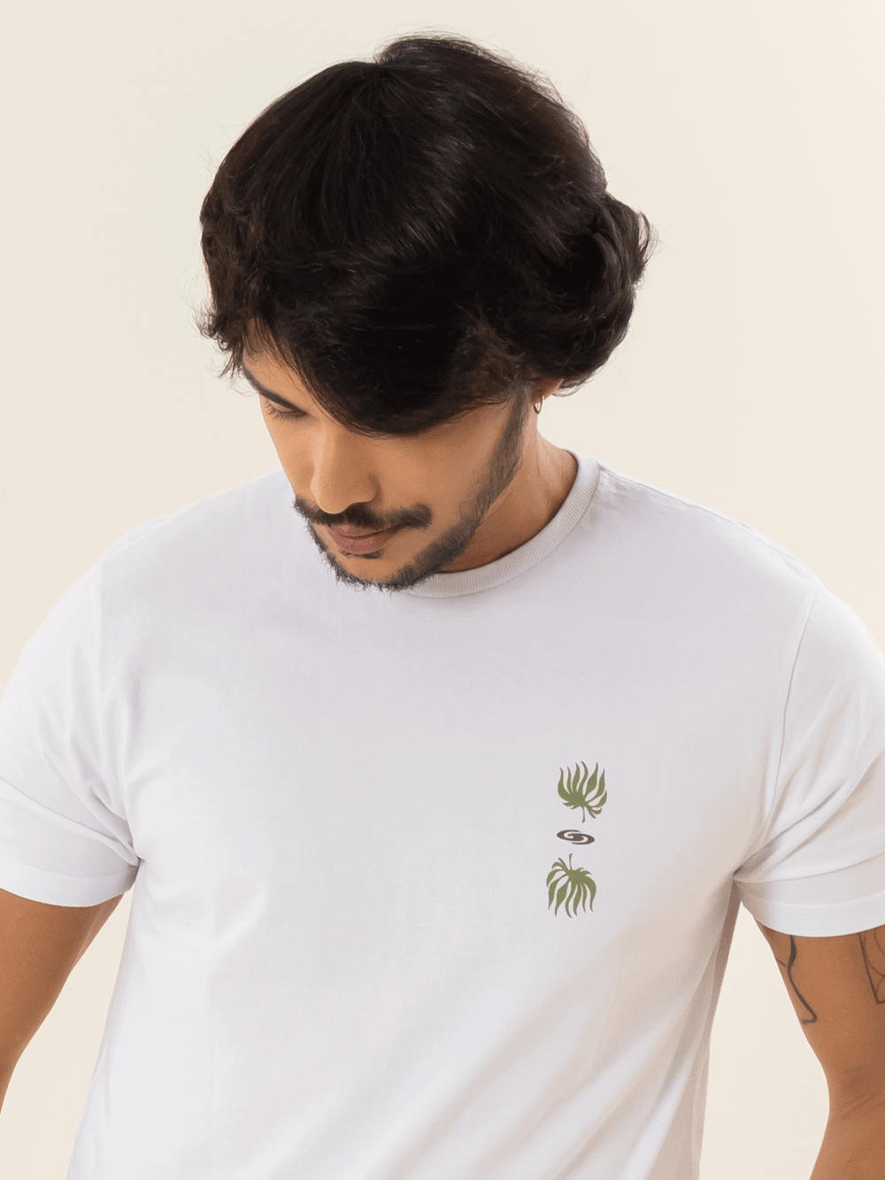Camiseta branca com estampa de folhas e design original Greenish, feita em algodão sustentável.