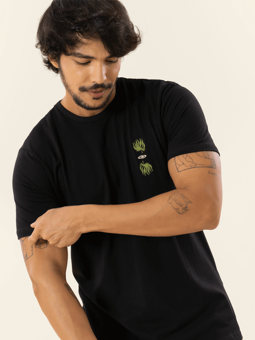 Camiseta preta Rising Sun e folhas da marca Greenish, feita em algodão sustentável, com design exclusivo.