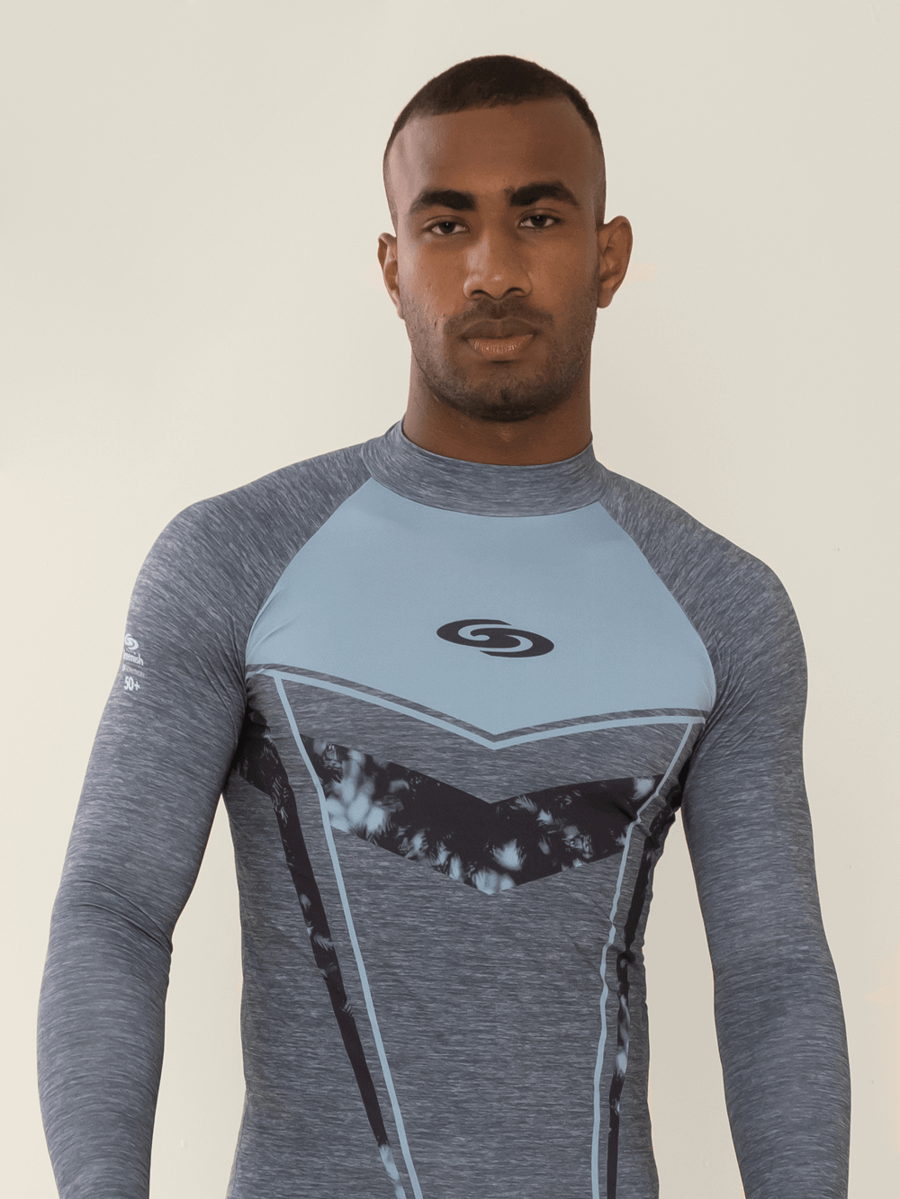 Rash guard masculino azul com detalhes escuros da marca Greenish, ideal para esportes aquáticos.
