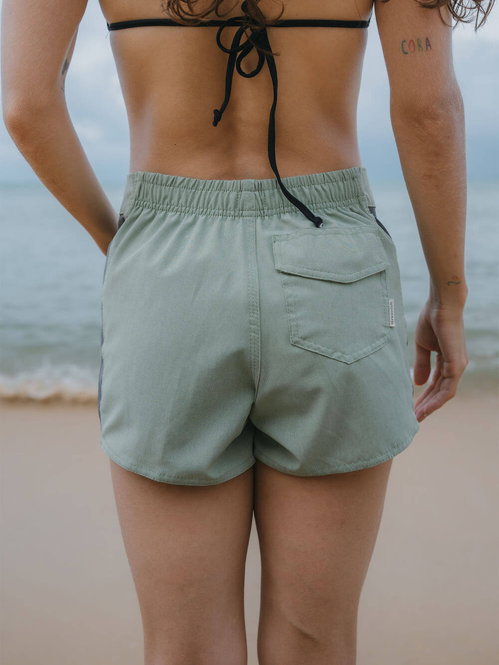 Bermuda verde lado traseiro, confortável e leve da Greenish, ideal para esportes e atividades ao ar livre.