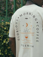 Camiseta Greenish com estampa 'Glorious Morning Coffee', estilo descomplicado e essência litorânea, perfeita para o dia a dia.