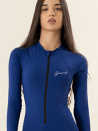 Maiô azul marinho da Greenish, com fechamento frontal em zíper e proteção UV, ideal para esportes aquáticos.