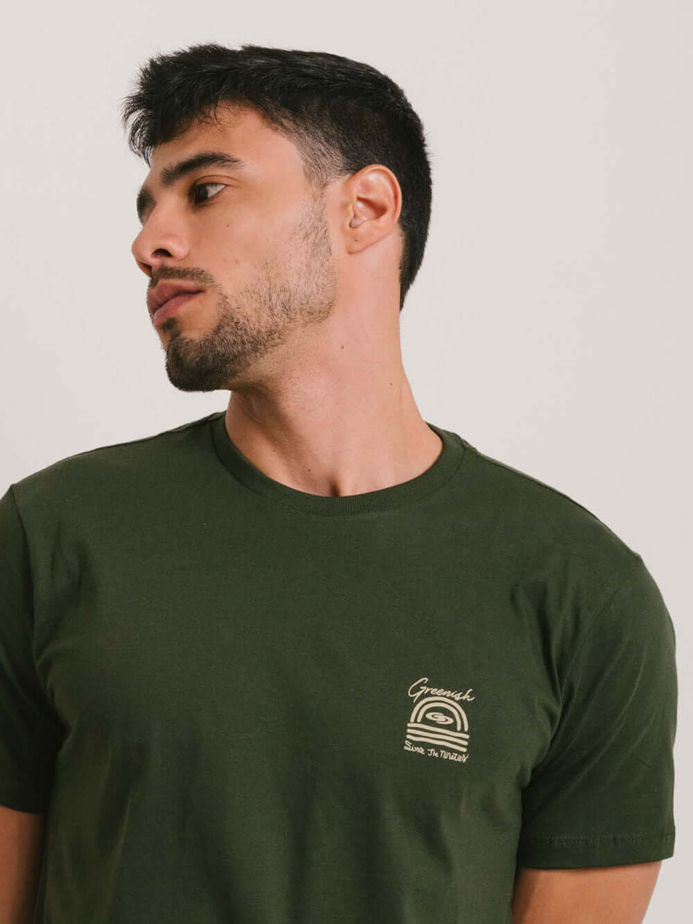 Camiseta verde escuro da Greenish com modelagem clássica e toque leve, ideal para conforto diário.