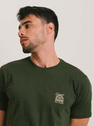 Camiseta verde escuro da Greenish com modelagem clássica e toque leve, ideal para conforto diário.