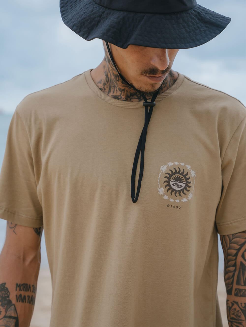 Camiseta Elemental Suns cáqui da Greenish, estilo moderno e confortável, ideal para o verão.