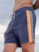 Sunga Boardwalk Feel Alive azul marinho da Greenish, com detalhes em recortes laterais e fechamento em cadarço.