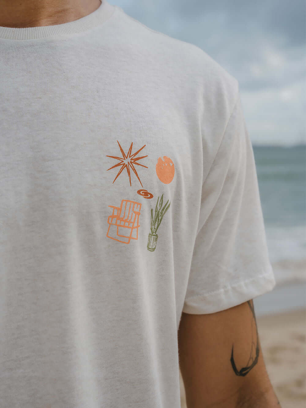 Camiseta Greenish Natural Elements bege com estampa de natureza e conforto, ideal para atividades ao ar livre e momento relaxantes.
