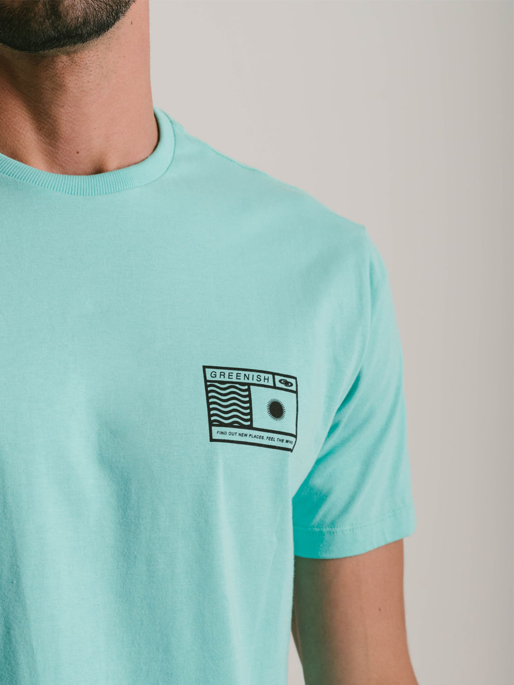 Camiseta Find Out New Places da Greenish em turquesa, com design original e toque leve para conforto diário.