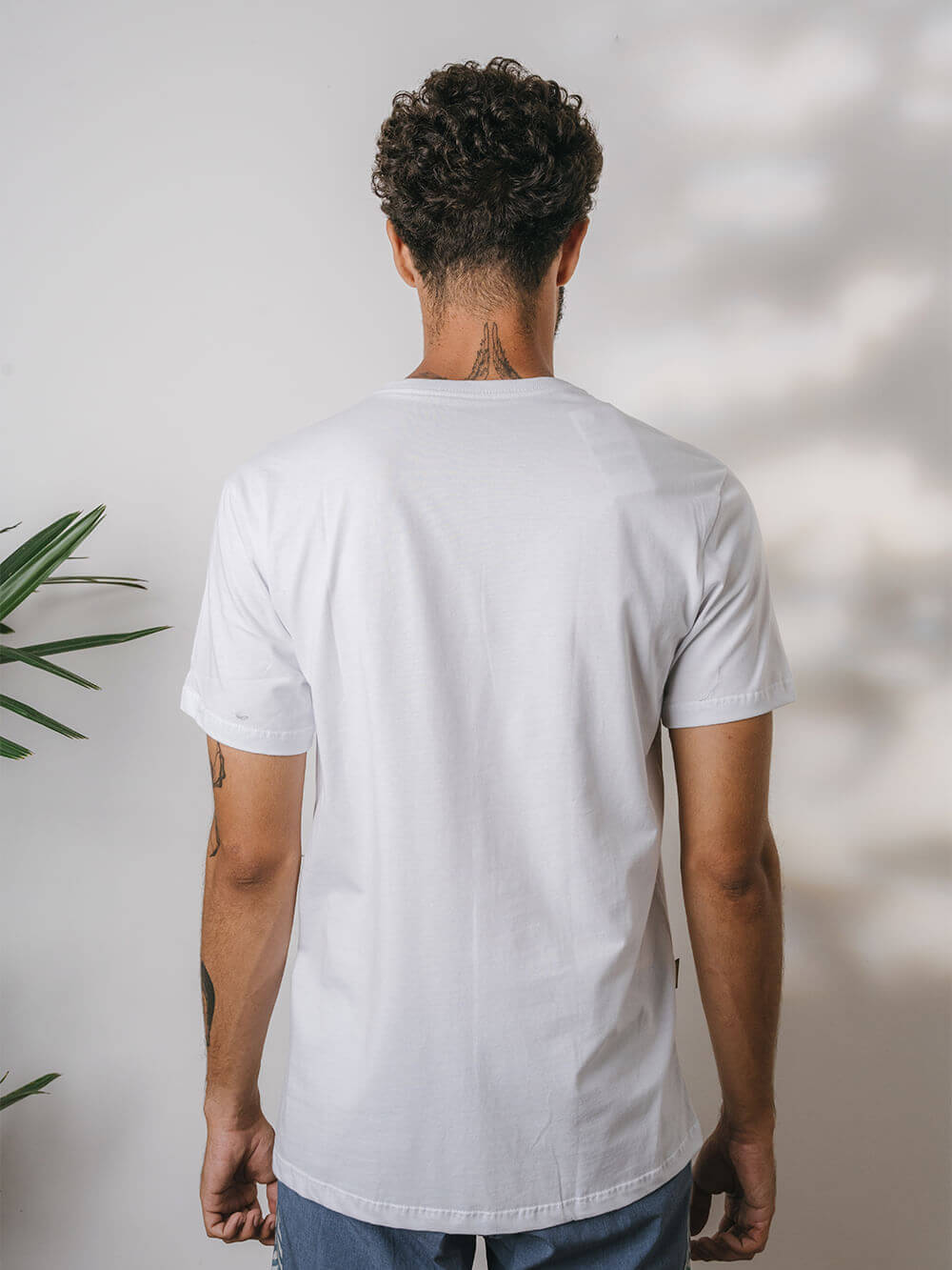 Camiseta Line Up branca da Greenish, vista de trás, ideal para looks casuais e descontraídos.