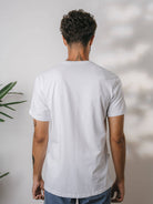 Camiseta Line Up branca da Greenish, vista de trás, ideal para looks casuais e descontraídos.