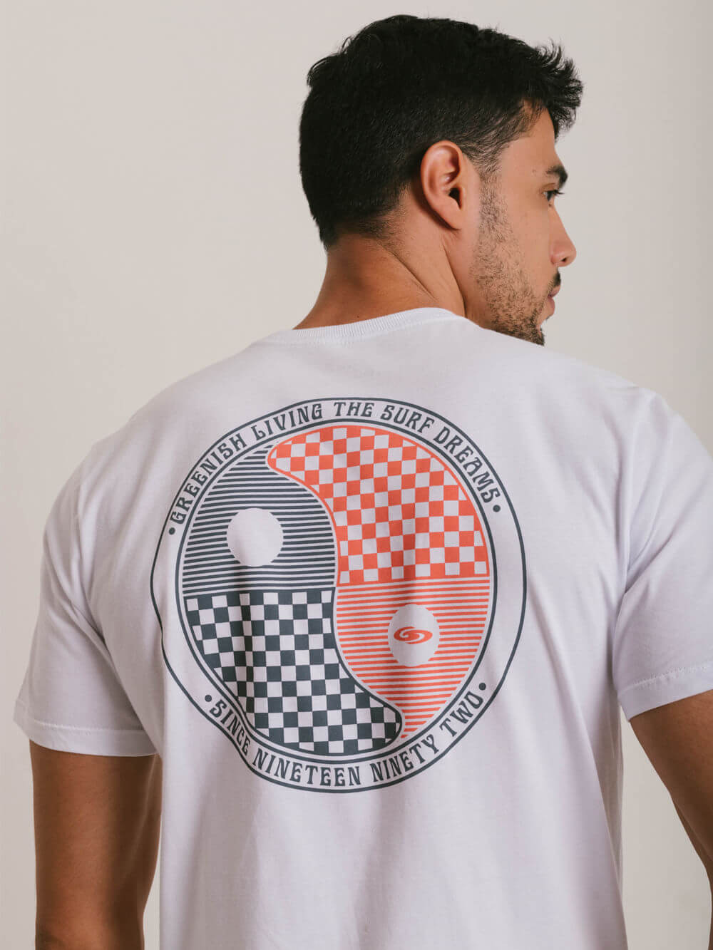 Camiseta masculina branca Yin-Yang da Greenish com design clássico e toque leve para conforto diário.