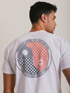 Camiseta masculina branca Yin-Yang da Greenish com design clássico e toque leve para conforto diário.
