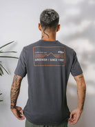 Camiseta Greenish cinza com estampa das montanhas e logo na parte de trás, ideal para o dia a dia.
