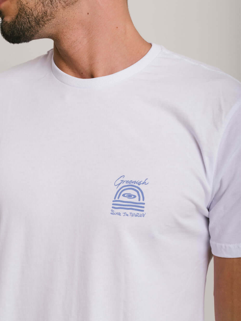 Camiseta branca masculina da marca Greenish com estampa colorida, ideal para conforto e estilo no dia a dia.