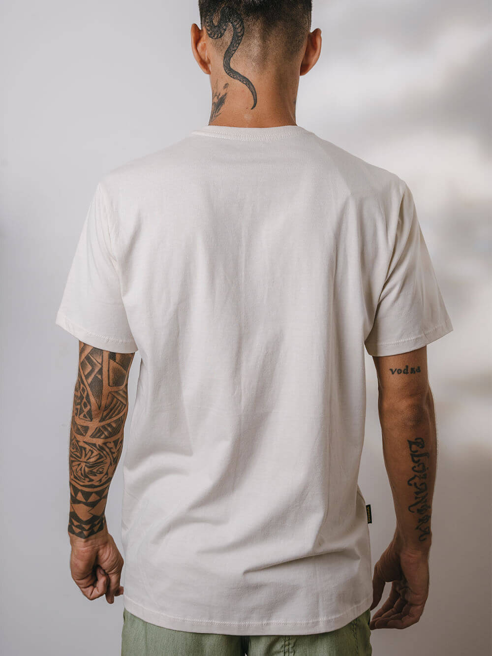 Camiseta Legalize Let's Grow bege da marca Greenish, vista de costas, com detalhes em tatuagem.