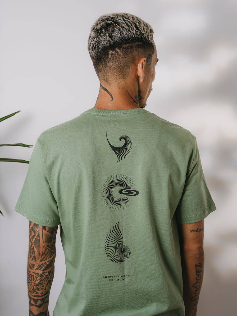 Camiseta verde da Greenish com estampa em silk screen na parte de trás, ideal para o estilo pós-surf.