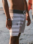 Bermuda de praia Yin Yang cáqui da Greenish com estampa listrada e bolso lateral, ideal para conforto e estilo.