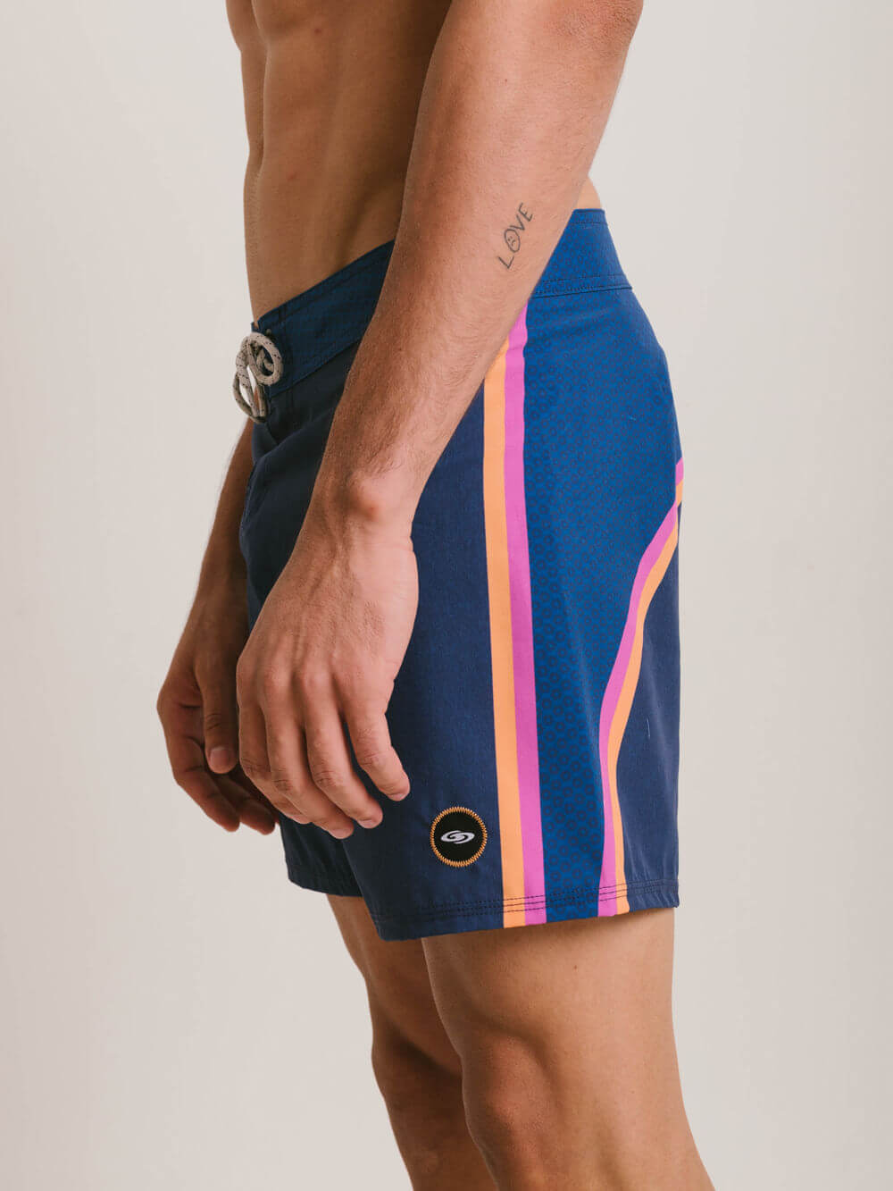 Bermuda de praia Greenish, modelo mini suns azul marinho, com listras coloridas e tecido leve para esportes aquáticos.