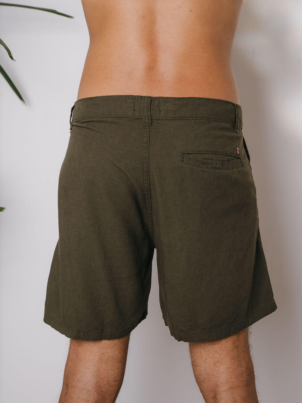 Bermuda Vintage Tingida caqui da Greenish vista traseira, ideal para estilos casuais e confortáveis.