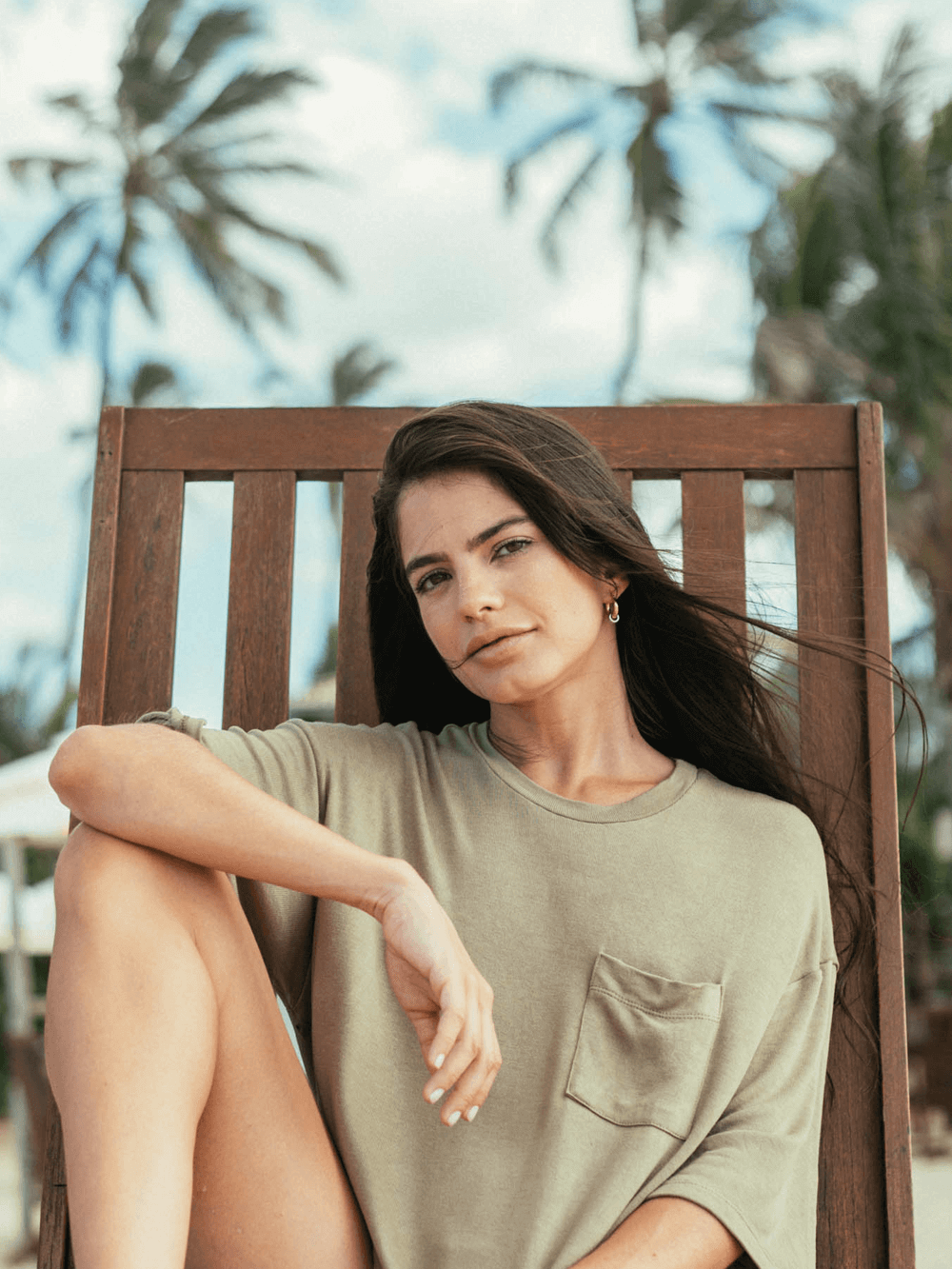 Camiseta oversized verde da marca Greenish, com bolso frontal, modelo confortável e moderno, perfeita para dias quentes.