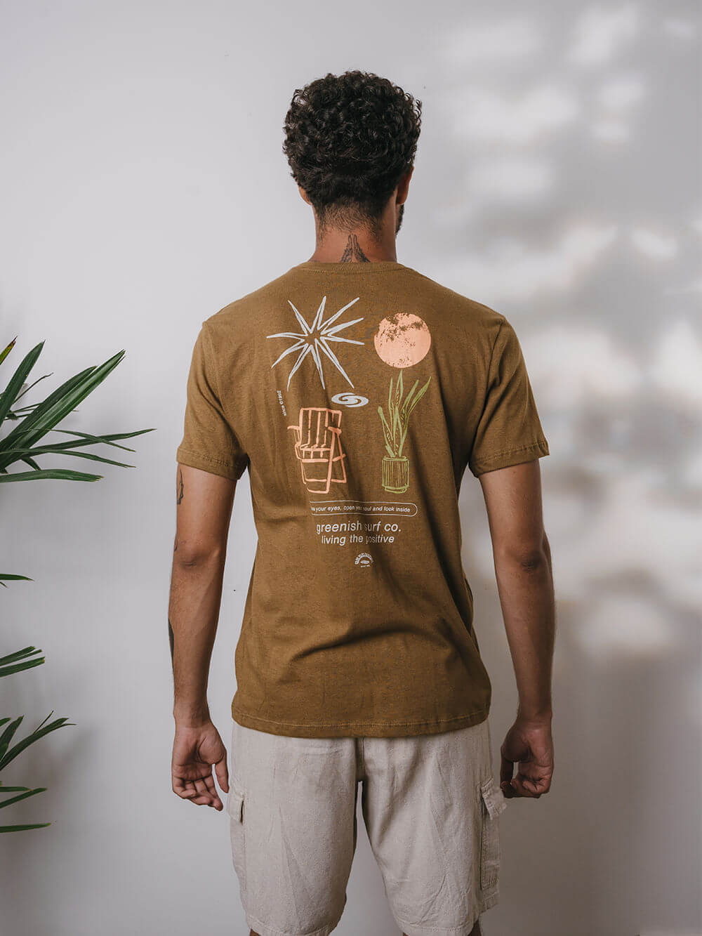 Camiseta Greenish Natural Elements caqui com estampa de natureza e descanso, perfeita para conforto e esportes.