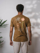 Camiseta Greenish Natural Elements caqui com estampa de natureza e descanso, perfeita para conforto e esportes.