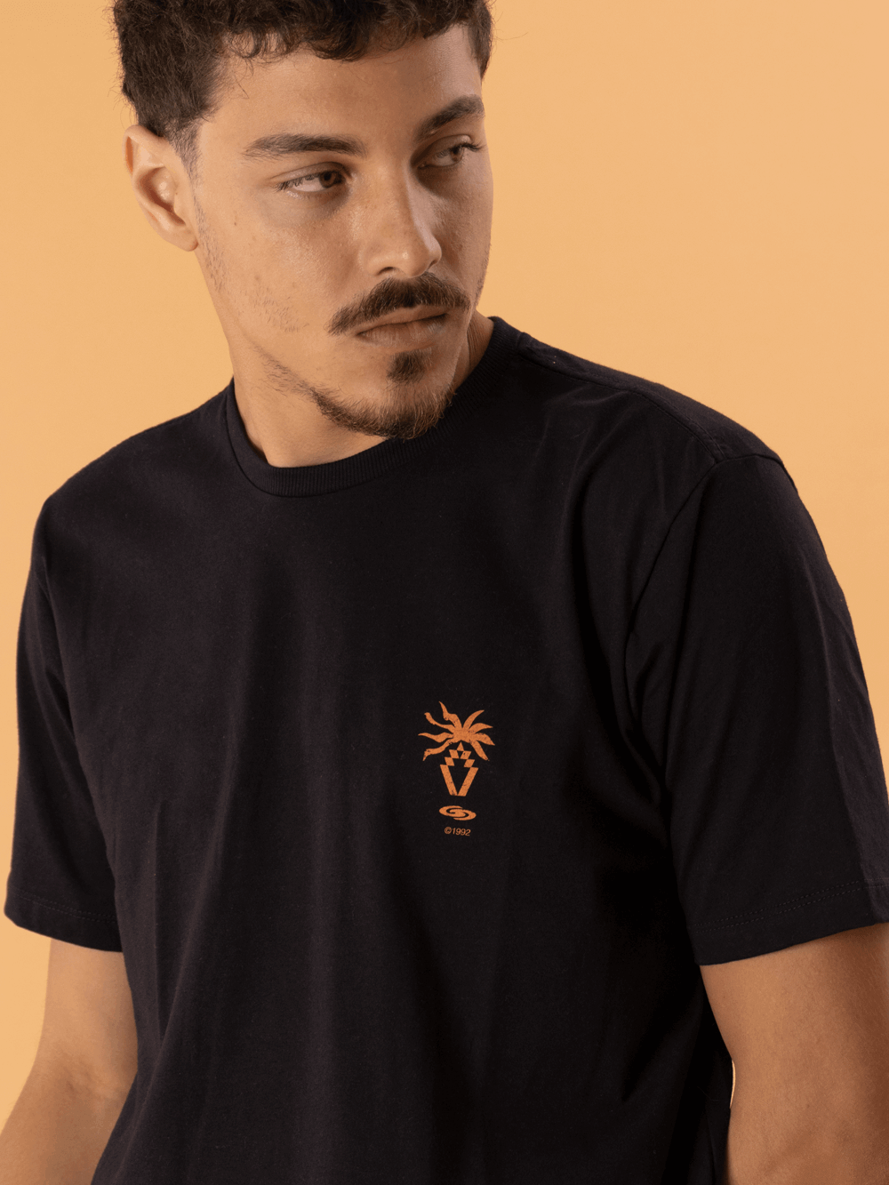 Camiseta Pineapple preta da Greenish, malha leve e macia, ideal para conforto diário.