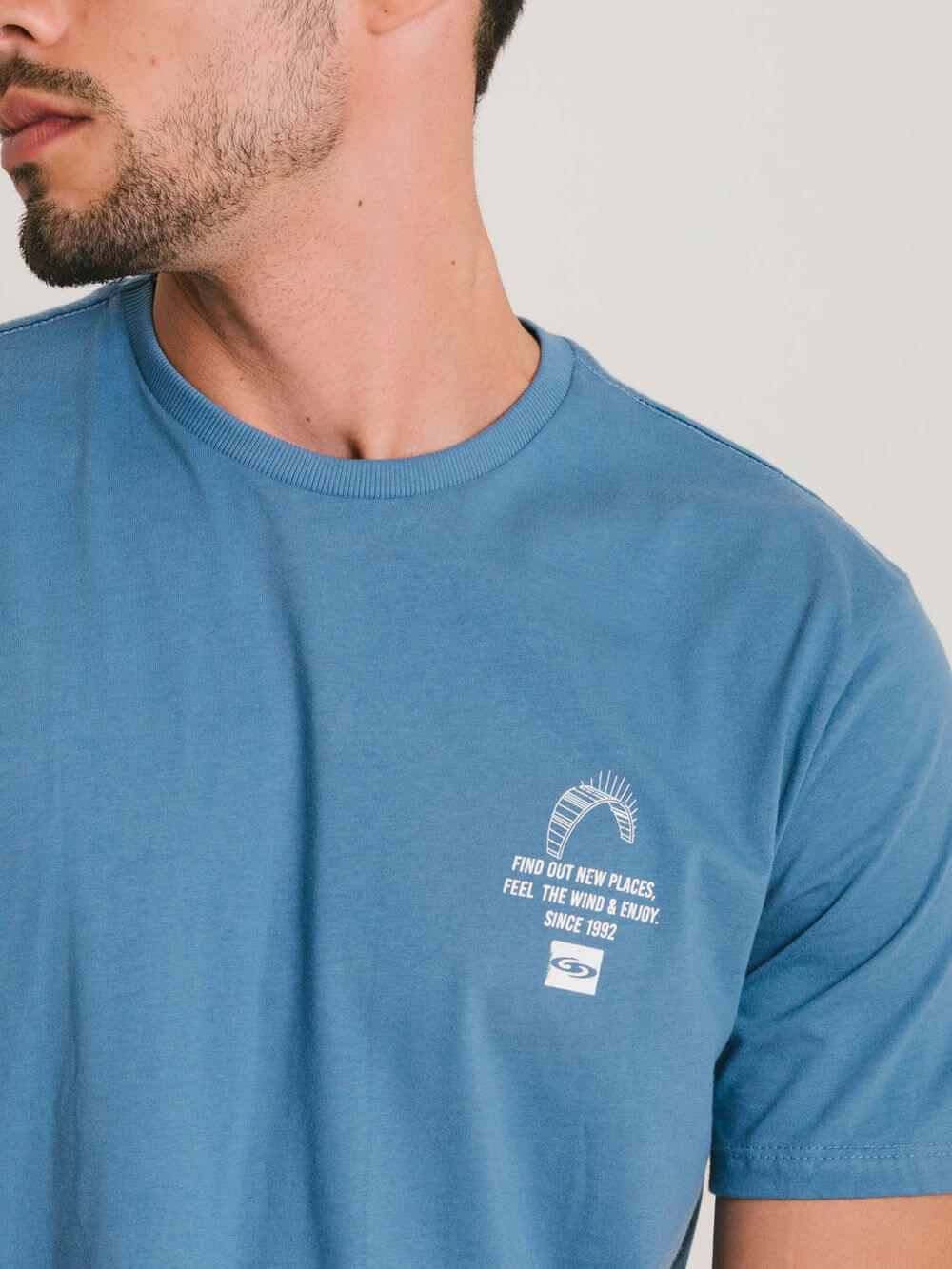 Camiseta azul da Greenish, modelo clássico, macia e leve, ideal para uso diário e conforto.