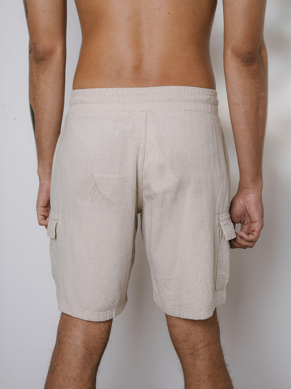 Short Cargo Vintage Natural da Greenish, comfortáveis com bolsos laterais e acima do joelho.