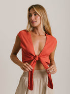 Blusa Ruth da Greenish, laranja, fluida, com amarração frontal e decote em V, perfeita para conforto e estilo.